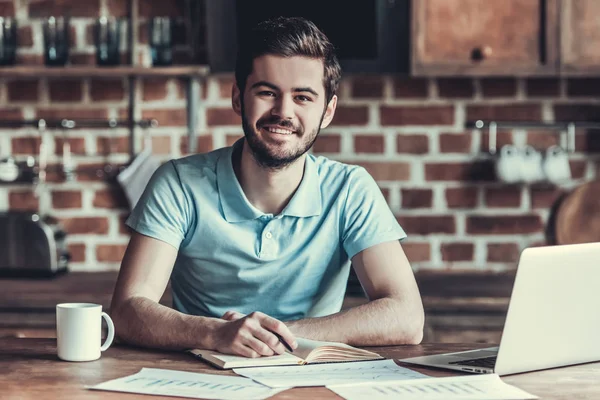 Mann in der Küche — Stockfoto