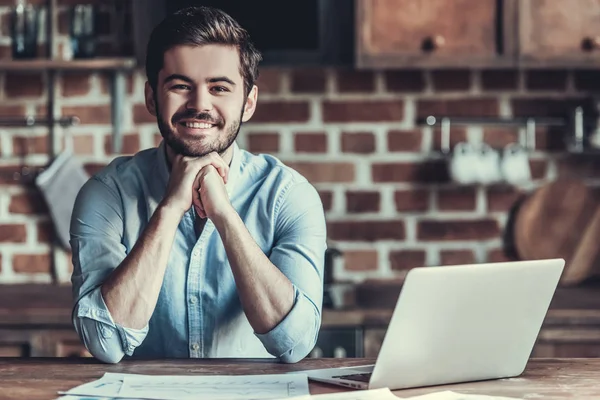 Man in de keuken — Stockfoto