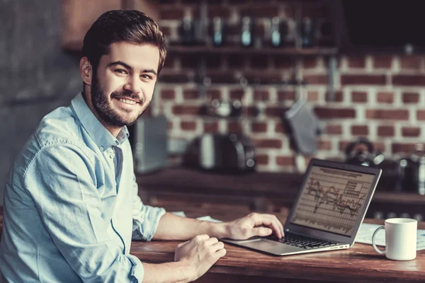 Man in de keuken — Stockfoto