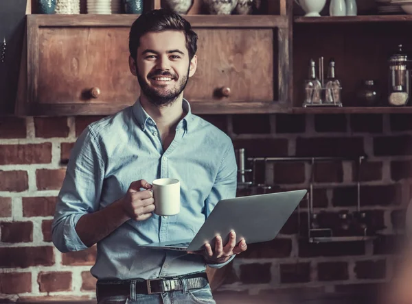 Der Junge Geschäftsmann Benutzt Laptop Trinkt Kaffee Der Küche — Stockfoto