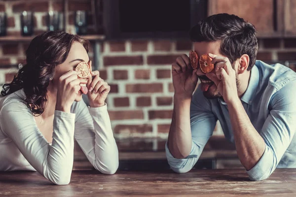 Pareja en la cocina — Foto de Stock