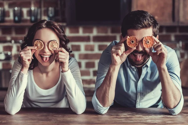 Casal na cozinha — Fotografia de Stock