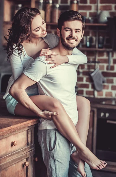 Koppel in de keuken — Stockfoto