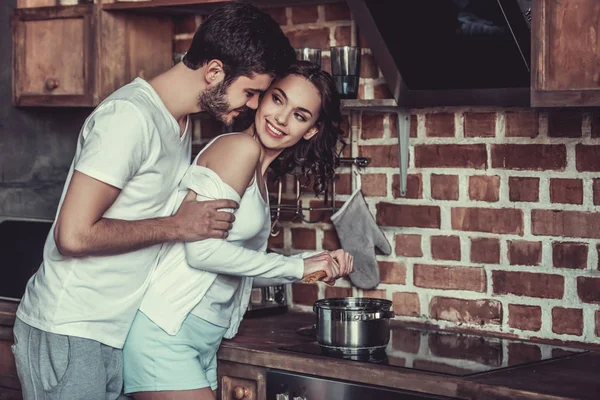 Young Happy Couple Hugging Smiling While Standing Kitchen Home Cooking — Stock Photo, Image