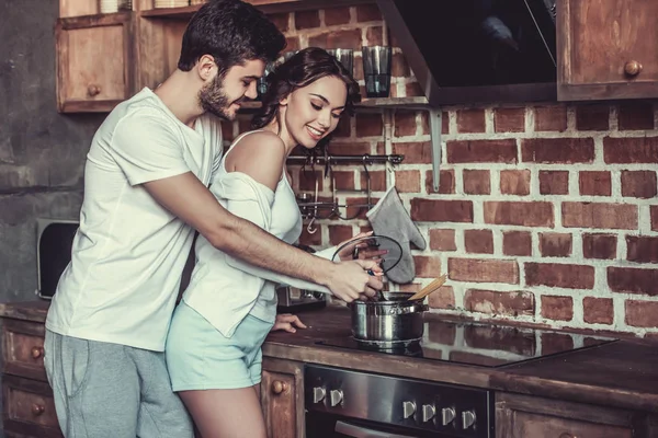 Молодая Счастливая Пара Обнимается Улыбается Стоя Дома Кухне Время Приготовления — стоковое фото