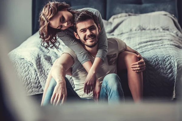 Casal no quarto — Fotografia de Stock