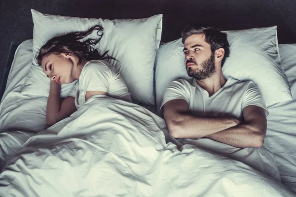 Pareja en el dormitorio — Foto de Stock