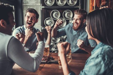 İnsanlar kutluyor başarı.