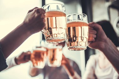 İnsanlar tutar kupalar