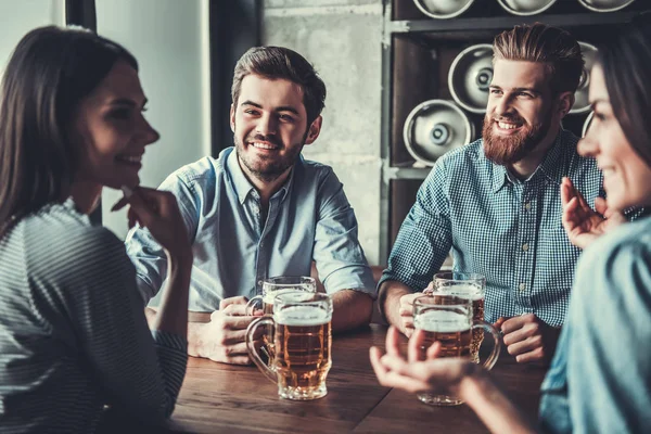 Vrienden In Pub — Stockfoto