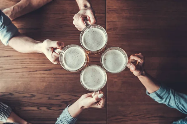 Menschen halten Becher in der Hand — Stockfoto