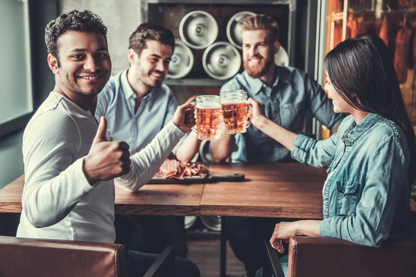 Vänner i Pub — Stockfoto