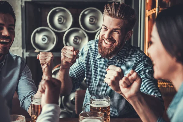 As pessoas celebram o sucesso . — Fotografia de Stock