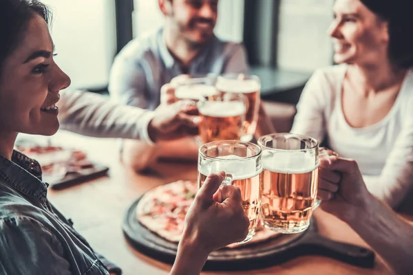 Amigos en el pub — Foto de Stock