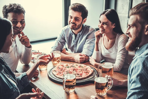 Amigos en el pub — Foto de Stock