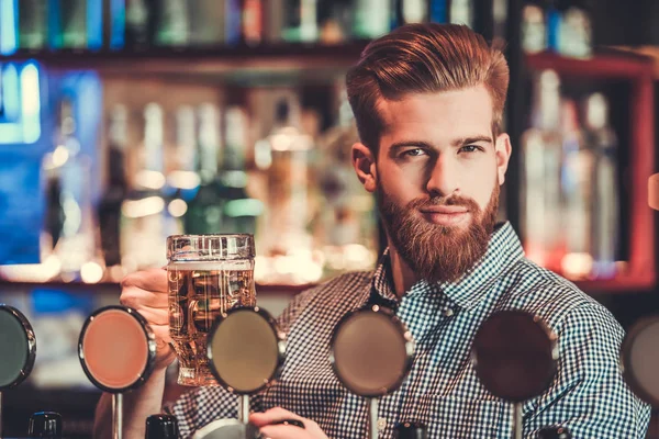Junger Barkeeper mit Bart. — Stockfoto