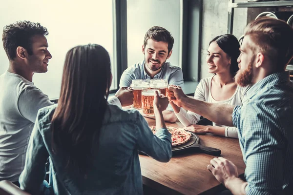 Amigos en el pub — Foto de Stock