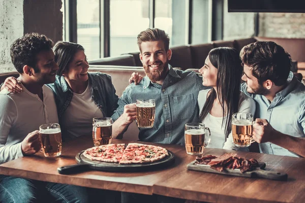 Leute in der Kneipe — Stockfoto