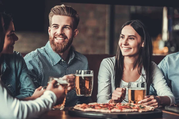 Mensen in pub — Stockfoto