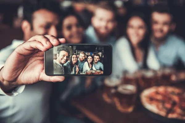 Amigos hace selfie — Foto de Stock