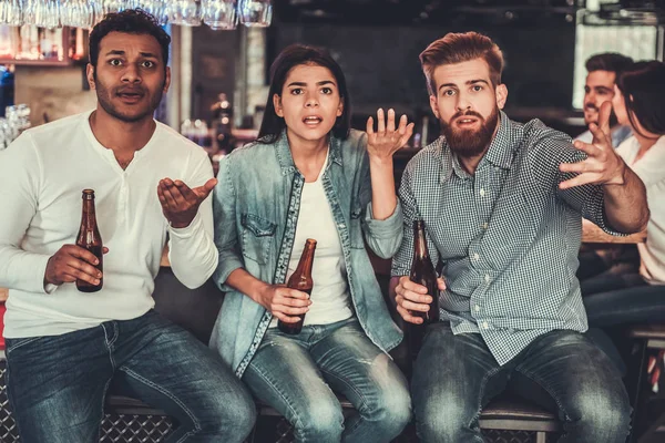 Ver Televisión Bar Guapos Jóvenes Amigos Bebiendo Cerveza Haciendo Gestos — Foto de Stock
