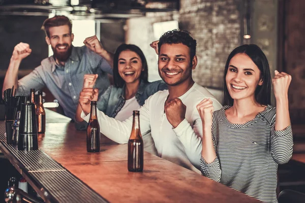 Gente en el pub — Foto de Stock