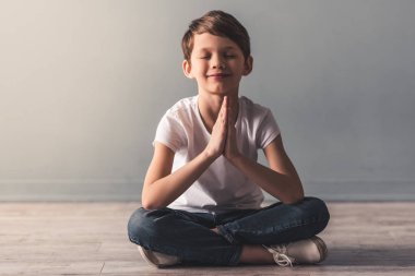 Şirin küçük çocuk.