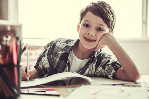 Schooljongen thuis — Stockfoto