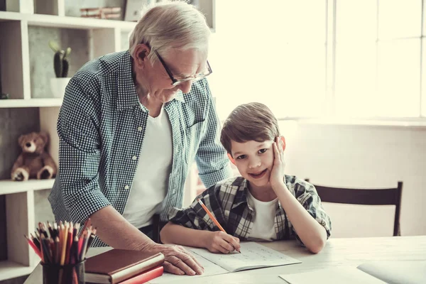 Abuelo y nieto — Foto de Stock