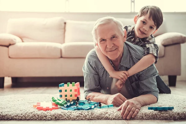 Abuelo y nieto — Foto de Stock