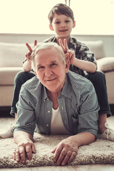 Grand-père et petit-fils — Photo