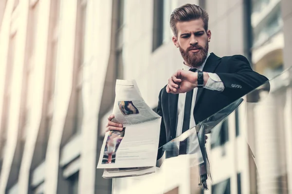 Hombre de negocios en la ciudad —  Fotos de Stock