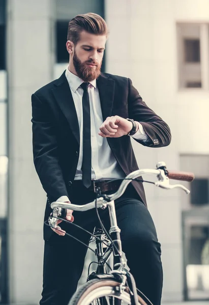 Geschäftsmann mit Fahrrad — Stockfoto