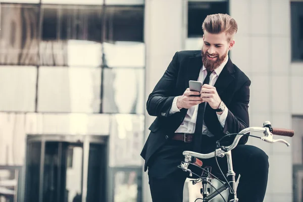 Bonito Empresário Barbudo Terno Clássico Está Usando Telefone Inteligente Sorrindo — Fotografia de Stock