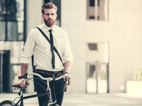 Homme d'affaires avec vélo — Photo