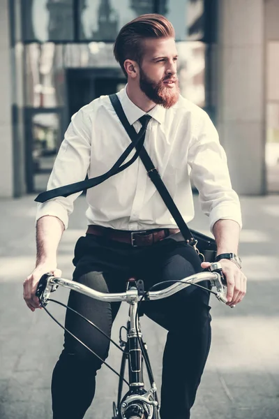 Empresário com bicicleta — Fotografia de Stock