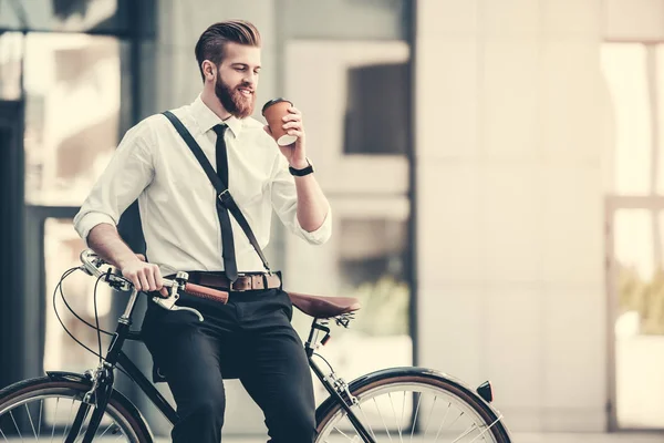 Schöner Bärtiger Geschäftsmann Klassischen Anzug Und Mit Tasche Trinkt Kaffee — Stockfoto