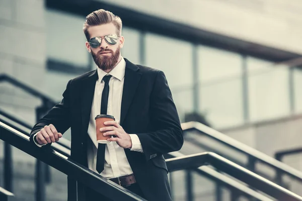 Hombre de negocios en la ciudad — Foto de Stock