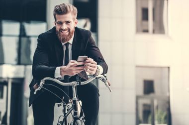 Bisiklet ile işadamı