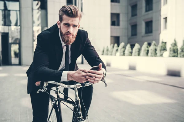 Бізнесмен з велосипеда — стокове фото