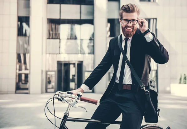 Homme d'affaires avec vélo — Photo