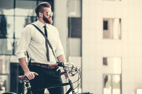 Geschäftsmann mit Fahrrad — Stockfoto