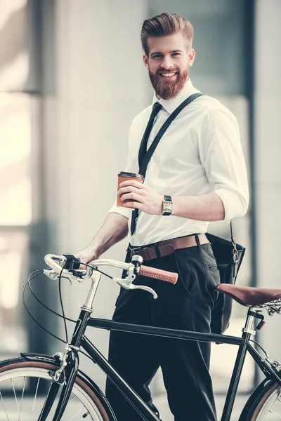 Geschäftsmann mit Fahrrad — Stockfoto