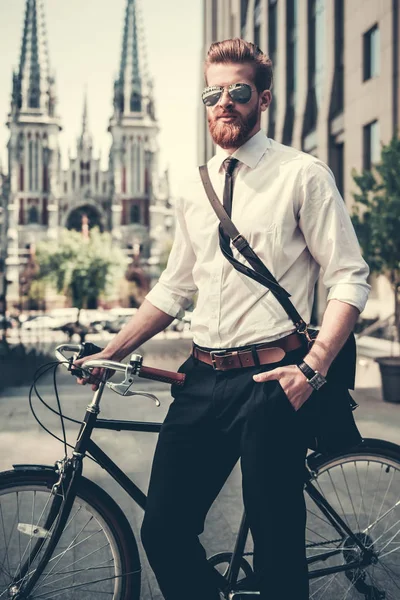 Zakenman met fiets — Stockfoto