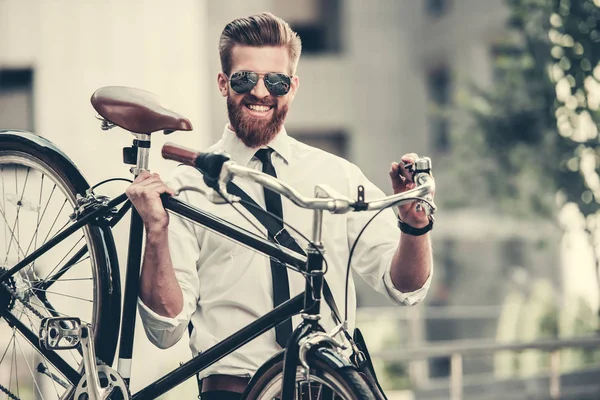 Homme d'affaires avec vélo — Photo