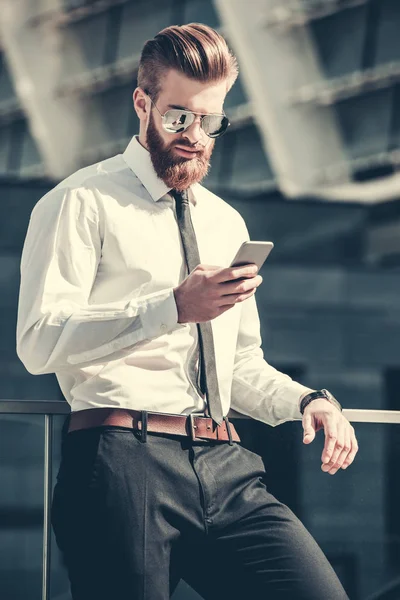 Hombre de negocios en la ciudad —  Fotos de Stock