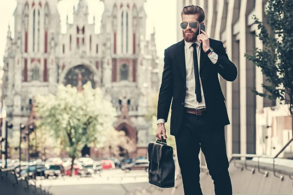 Hombre de negocios en la ciudad — Foto de Stock