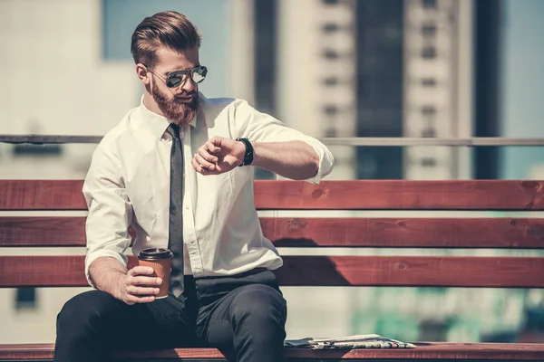 Hombre de negocios en la ciudad — Foto de Stock