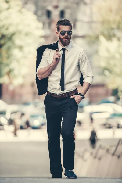 Hombre de negocios en la ciudad — Foto de Stock