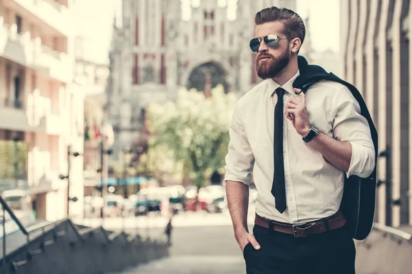 Schöner Bärtiger Geschäftsmann Klassischem Anzug Und Sonnenbrille Hält Seine Jacke — Stockfoto
